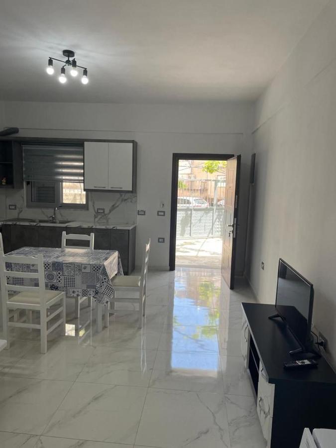 Taku Apartment Sarande Bagian luar foto